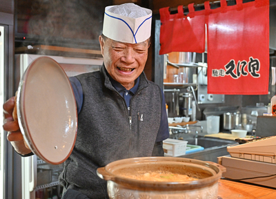 目の前の客に妥協のない和食料理を提供する小沼さん。冬季限定の「あんこうのどぶ汁」を求めて来店する客も多い