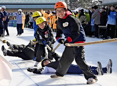 氷上で懸命に綱を引く子どもたち＝７日午前、郡山市・磐梯熱海スポーツパーク郡山スケート場