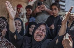 　イスラエル軍の攻撃で親族が死亡し嘆く人々＝１１日、ガザ中部デールバラハ（ゲッティ＝共同）