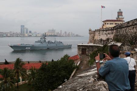 　キューバの首都ハバナに寄港したロシアのフリゲート艦を眺める人々＝１２日（ロイター＝共同）