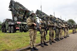 　１１日、ドイツ国内の訓練施設で、地対空ミサイルシステム「パトリオット」の前に立つドイツ軍、ウクライナ軍の兵士（ゲッティ＝共同）