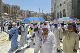 　サウジアラビア・メッカで日傘を差す巡礼者たち＝１２日（ＡＰ＝共同）