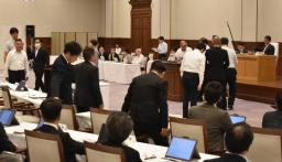 　兵庫県議会での百条委員会の設置を問う採決で投票する議員ら＝１３日午後、神戸市