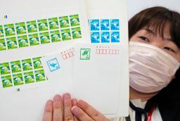 　日本郵便が公開した新料金の普通切手とはがき＝１３日午後、東京都千代田区
