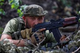 　１２日、ウクライナ東部ドネツク州の前線近くで、軍事演習に参加するウクライナ兵（ロイター＝共同）