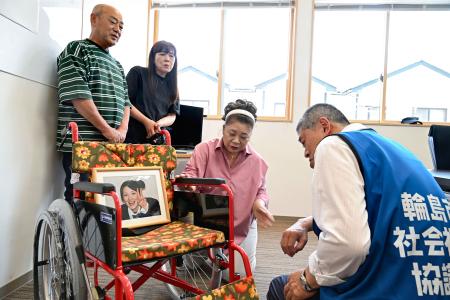 　亡き娘の遺志を引き継ぎ、プルタブを集めて購入した車椅子を輪島市社会福祉協議会へ寄贈した（左から）木村喜隆さん、美奈子さん夫妻＝１４日午前、石川県輪島市