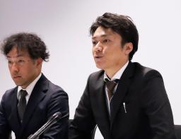 　福岡地裁での初弁論後、記者会見する原告代表の塩塚大雄さん（右）＝１４日午後、福岡市