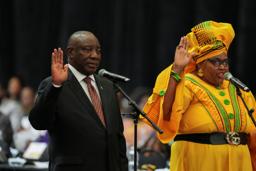 　１４日に招集された南アフリカ議会で宣誓するラマポーザ大統領（左）＝ケープタウン（ロイター＝共同）