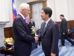 　台湾の頼清徳総統（右）と握手するチェコのドラホシュ上院第１副議長＝１４日、台北（総統府提供・共同）