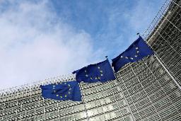 　ブリュッセルの欧州議会の前に掲げられたＥＵの旗＝昨年１１月（ロイター＝共同）