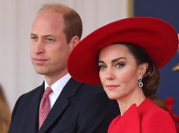 　ウィリアム英皇太子（左）と妻のキャサリン妃＝２０２３年１１月、ロンドン（Ｃｈｒｉｓ　Ｊａｃｋｓｏｎ撮影・英ＰＡ通信＝共同）