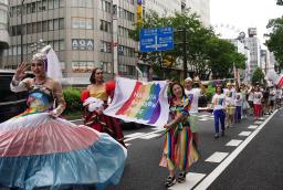 　ＬＧＢＴＱなど性的少数者の理解を広めるイベント「名古屋レインボープライド」が開かれ、街中をパレードする参加者ら＝１５日午後、名古屋市