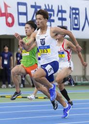 　男子１００メートル決勝　１０秒１３で優勝した柳田大輝（右）。左は２位の守祐陽＝レモンガススタジアム平塚