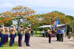 　１５日、米自治領の北マリアナ諸島のサイパン島で記念式典に参加した米軍人ら（共同）