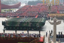 　２０１９年１０月１日、中国建国７０年の軍事パレードに登場した多弾頭型ＩＣＢＭ「東風４１」（新華社＝共同）