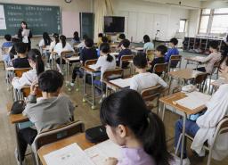 　「全国学力・学習状況調査」に臨む児童＝４月１８日、東京都内の小学校