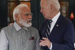　昨年６月、米ワシントンのホワイトハウスに到着したインドのモディ首相（左）と話すバイデン米大統領（ＡＰ＝共同）