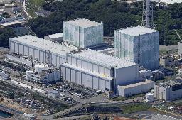 　東京電力福島第１原発の５号機（左）、６号機＝２０２３年８月