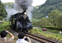 　真岡鉄道の蒸気機関車「ＳＬもおか」＝２０２０年８月、栃木県茂木町
