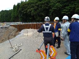 　能登半島地震で被害を受けた能越自動車道の状況を確認する石川労働局などの関係者＝１８日午前、石川県七尾市（同労働局提供）