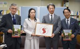 　共学部の新設を発表した私立親和中・親和女子高の関係者ら＝１８日午後、兵庫県庁