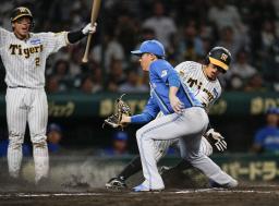 　１１回阪神１死一、三塁、打者梅野（左）のとき、矢沢（手前）の暴投で三走の代走植田がサヨナラの生還＝甲子園