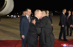 　１９日、平壌国際空港で抱擁を交わす北朝鮮の金正恩朝鮮労働党総書記（右）とロシアのプーチン大統領（朝鮮通信＝共同）