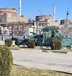 　ウクライナ南部ザポロジエ原発の原子炉建屋近くに止まるロシア軍の戦車（エネルゴアトム提供・共同）