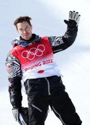 　２０２２年２月、北京冬季五輪のスノーボード、男子ハーフパイプ決勝３回目を終え、手を上げるショーン・ホワイト＝張家口（共同）