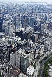 　東京・大手町から臨海部方向に見えるビル群＝２０２３年