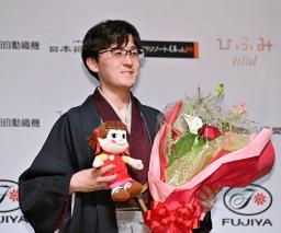 　将棋の第９期叡王戦第５局で勝利し、花束を手にする伊藤匠新叡王。初のタイトル奪取となった＝２０日夜、甲府市