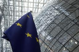 　ＥＵ欧州委員会の建物内にあるＥＵ旗＝１７日、ブリュッセル（ＡＰ＝共同）