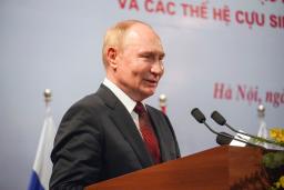 　ソ連やロシアに留学経験があるベトナム人の集いであいさつするロシアのプーチン大統領＝２０日、ハノイ（共同）