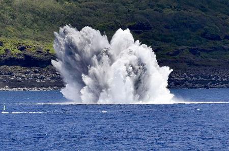 　海上自衛隊が公開した実物の機雷を処分する訓練＝２１日午前、小笠原諸島・硫黄島の周辺海域