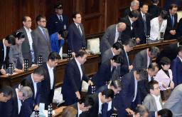 　第２１３通常国会が事実上閉幕し、衆院本会議場で一礼する閣僚ら。上段左から６人目は岸田首相＝２１日午後