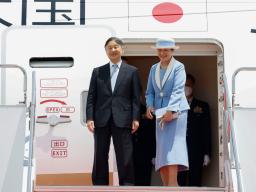 　羽田空港から英国へ出発される天皇、皇后両陛下＝２２日午前