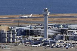 　衝突事故があった羽田空港のＣ滑走路（奥）と管制塔＝１月