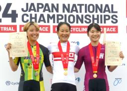 　自転車の全日本選手権ロードレースの女子を制し、笑顔の与那嶺恵理（中央）＝日本サイクルＳＣ