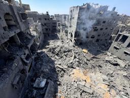 　イスラエルが攻撃したシャティ難民キャンプ＝２２日、ガザ市（ロイター＝共同）
