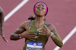 　陸上のパリ五輪米国代表選考会、女子１００メートルを制したシャカリ・リチャードソン＝２２日、オレゴン州ユージン（ＡＰ＝共同）