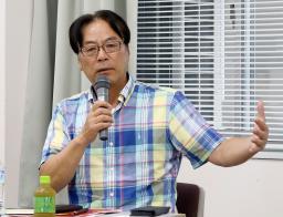 　石綿被害で亡くなった同僚について講演する吉田秀夫さん＝２３日午後、神戸市灘区の神戸大