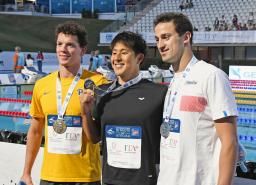 　競泳のセッテコリ国際、男子２００メートル個人メドレーで金メダルを獲得した瀬戸大也（中央）＝ローマ（共同）