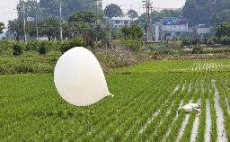 　北朝鮮から飛来し韓国・仁川郊外に落下した風船＝１０日（聯合＝共同）