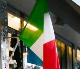 　イタリア・プレダッピオの店舗に掲げられたイタリアの国旗