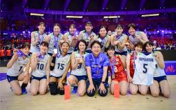 　バレーボールのネーションズリーグ決勝大会で準優勝した日本の女子選手たち＝バンコク（Ｖｏｌｌｅｙｂａｌｌ　Ｗｏｒｌｄ提供・共同）