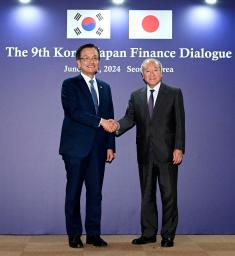 　２５日、ソウルで会談した鈴木財務相（右）と韓国の崔相穆・経済副首相兼企画財政相（共同）