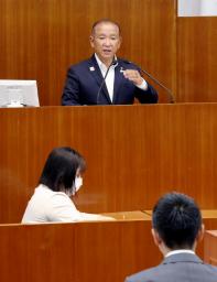 　相模原市議会で双方が生成ＡＩで文案を作成して、質問した萩生田康治市議（右下）と答弁する本村賢太郎市長＝２５日午後