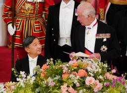 　晩さん会でチャールズ英国王のスピーチを聞かれる天皇陛下＝２５日、ロンドンのバッキンガム宮殿（ゲッティ＝共同）