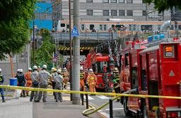 　線路付近に集まった消防車＝２６日午前、東京都千代田区