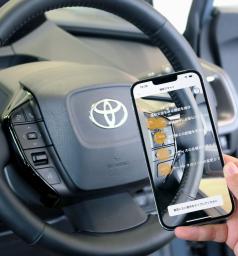 　拡張現実（ＡＲ）で自動車のスイッチの機能を案内するキントのアプリ＝２６日午後、愛知県東海市